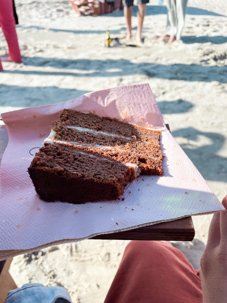 gluten-free-milk-free-wedding-cake-at-the-beach