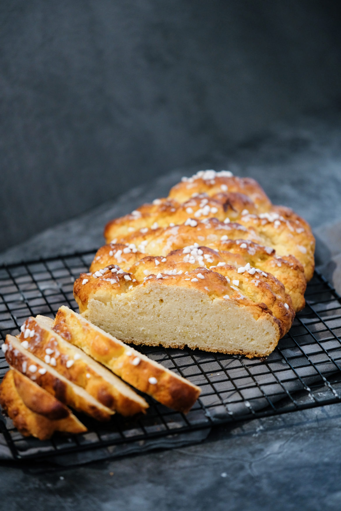 travelandfree-glutenfreier-hefezopf-6504 angeschnittener glutenfreier Hefezopf mit Hagelzucker