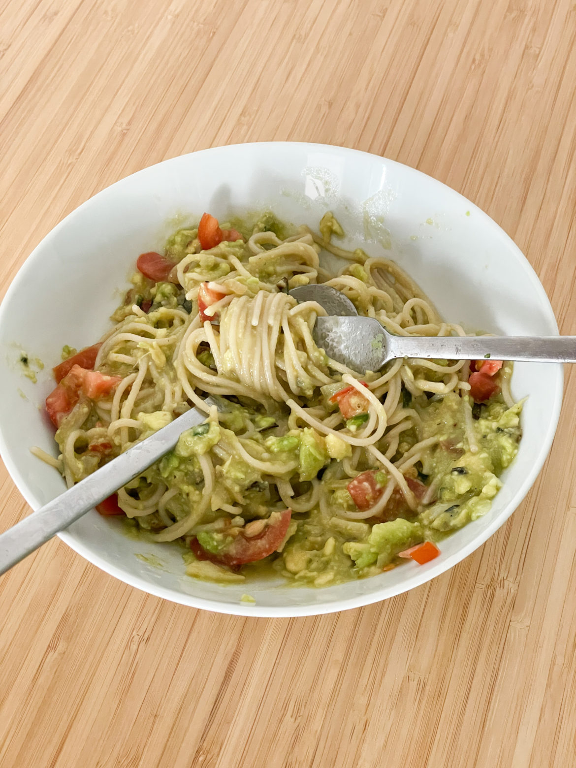 Spaghetti with avocado sauce - travel and free