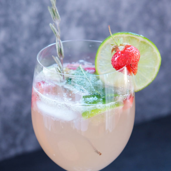 Cocktail mit selbstgemachten Rhabarbersirup