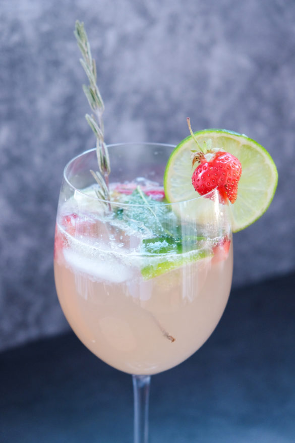 Cocktail mit selbstgemachten Rhabarbersirup