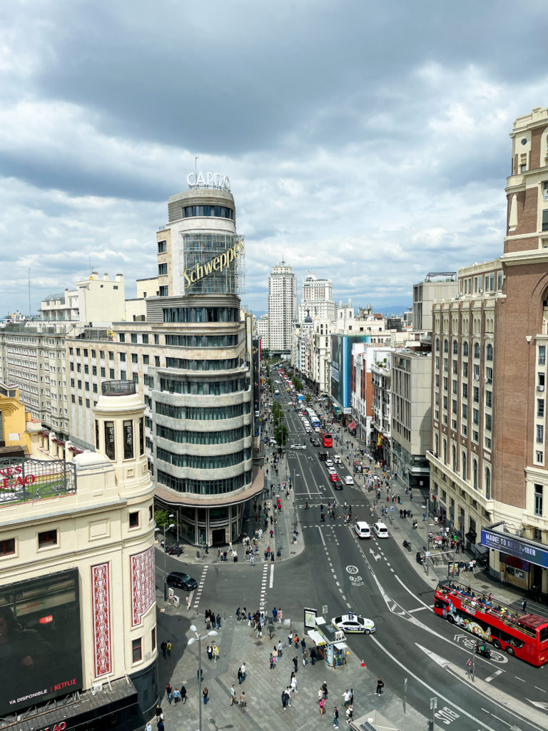 Sicht von einer Rooftop Bar auf die Gran Via, Madrid - glutenfreier Reiseführer